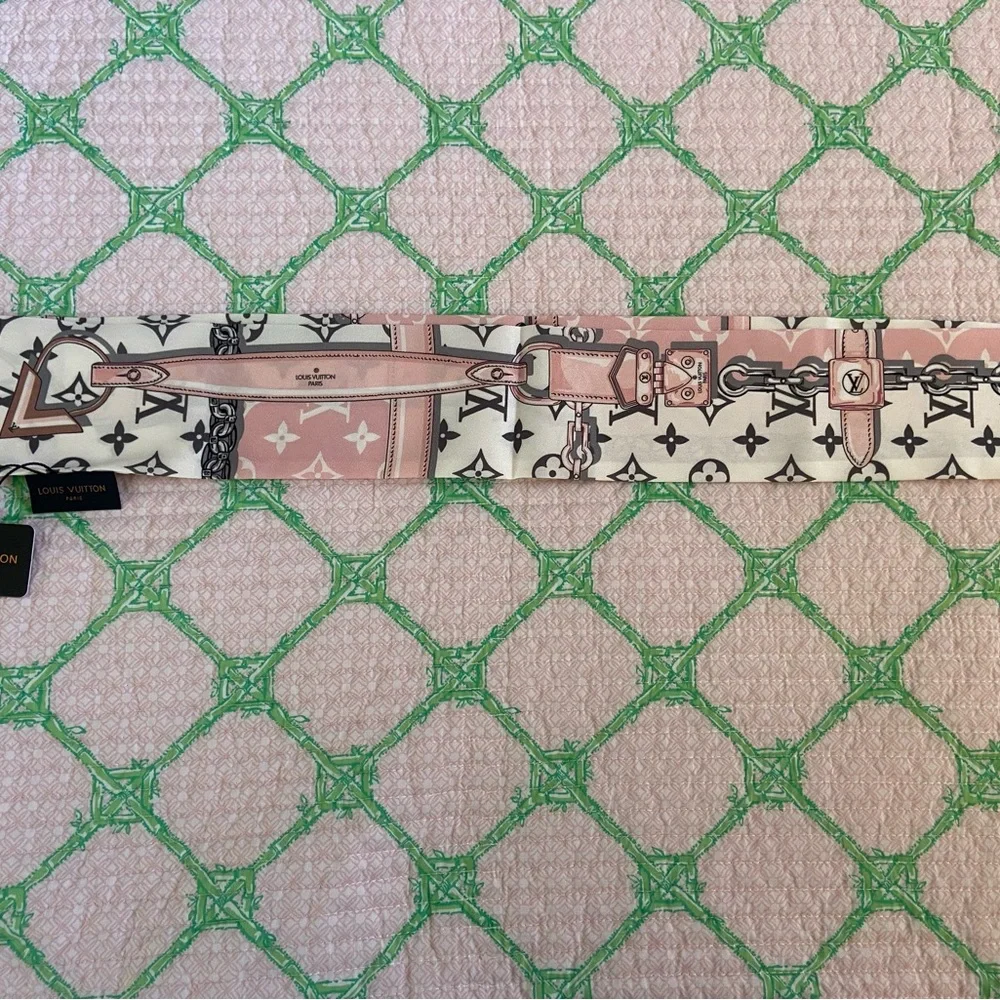 Louis Vuitton Pink and White Monogram Scarf!  New with Tags! - Picture 3 of 6